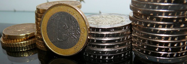 sloupečky lesklých euro mincí